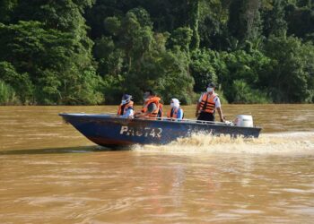 PDRM membawa petugas kesihatan ke PPV Kampung Bahagia di Kuala Krai dengan menaiki bot bagi melaksanakan program Outreach Vaksinasi Covid-19. - UTUSAN/BAHRUDDIN HATTA