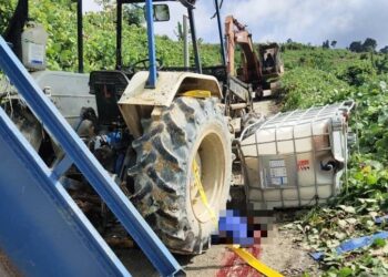 SEORANG pekerja ladang warganegara Bangladesh maut selepas dilanggar sebuah traktor yang menggelongsor ke belakang dalam kejadian di sebuah ladang pertanian di Kilometer 29 Jalan Kuala Klawang-Genting Peras, Jelebu. - FOTO/IHSAN POLIS