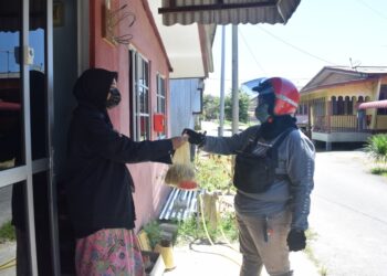 NUR Safra Abdul Halim bergelar penghantar barang sejak setahun lalu selepas pendapatannya sebagai jurujual kereta terjejas akibat Perintah Kawalan Pergerakan (PKP) 1.0.