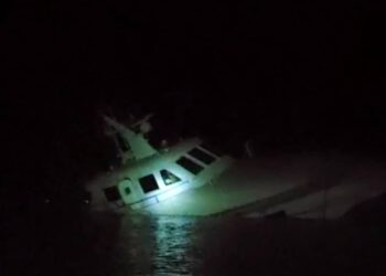 TANGKAP layar daripada rakaman video kejadian Feri Ekspres Bahagia III yang tenggelam di perairan Kuah, Langkawi.