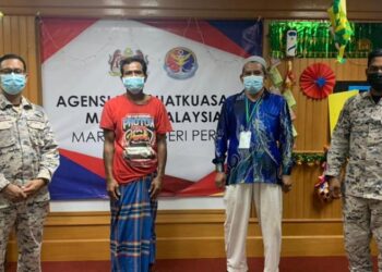 KOMANDER Maritim Mohd. Hashim Mat Zain (kiri) bersama Pek Poeun (dua dari kiri) dan Zulkifli Mohd. Salleh (dua dari kanan) ketika majlis penyerahan nelayan tersebut kepada Kedutaan Kemboja hari ini. - UTUSAN