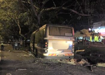 KEADAAN kemalangan membabitkan sebuah bas dan sebuah motosikal di Jalan Persiaran KorporaT, Nilai, Seremban awal pagi tadi yang mengakibatkan dua lelaki maut.-IHSAN POLIS.