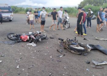 Motosikal kedua-dua mangsa yang bertembung sesama sendiri di landasan Lapangan Terbang Lama Tawau semalam