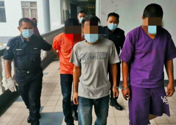 MAHKAMAH Majistret, Ayer Keroh, Melaka menjatuhkan hukuman denda sebanyak RM3,000 atau penjara enam bulan jika gagal bayar kepada AHYAR (baju kelabu), sementara Mazli Bakar (baju oren) dibenarkan diikat jamin sebanyak RM2,000. - UTUSAN/DIYANATUL ATIQAH ZAKARYA