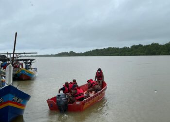 ANGGOTA bomba menjalankan operasi mencari dan menyelamat seorang nelayan yang dikhuatiri terjatuh ke laut selepas dua buah bot bertembung di Sungai Kuala Muda, Kepala Batas, Pulau Pinang.  UTUSAN/SITI NUR MAS ERAH AMRAN