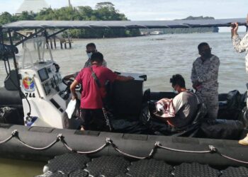 MAYAT kanak-kanak berusia dua tahun berada di pangkuan bapanya buat kali terakhir sebelum diserahkan kepada polis-IHSAN Maritim Malaysia