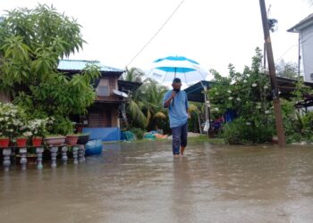 ZAINUL Mat Isa bimbang kediamannya di Kampung Sulup, Teluk Kumbar, Pulau Pinang akan dilanda banjir lebih buruk malam ini berikutan hujan masih berlarutan sehingga petang ini disusuli kejadian air laut pasang yang dijangka malam ini.