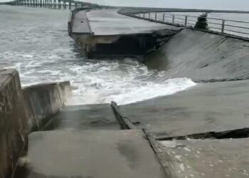 Tangkap layar daripada video yang tular di media sosial menunjukkan benteng pemecah ombak pecah di Pantai Chenang, Langkawi, hari ini.