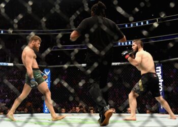 KHABIB NURMAGOMEDOV (kanan) dan Conor McGregor ketika memulakan pertarungan dalam UFC 229 kategori lightweight di Arena T-Mobile di Las Vegas pada Oktober 2018.- AFP