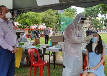 JAGDEEP Singh Deo meninjau program saringan Covid-19 secara percuma dalam komuniti iaitu Penang Saring Covid-19 di padang Taman Kejiranan Maccallum, Georgetown, Pulau Pinang.