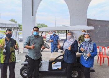 KHAIRUL Shahril Mohamed (dua dari kiri) bergambar selepas menyampaikan buggy kepada Pegawai Daerah Perak Tengah, Rozalinawati Che Roslee di PPV Dewan Serbaguna Seri Iskandar di Parit hari ini.- UTUSAN/HAFIZI SAID