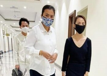 Cassandraella Jalius (baju hitam) hadir di Mahkamah Sesyen Kota Kinabalu, Sabah bagi menghadapi pertuduhan menerima suapan RM3,200. -IHSAN SPRM