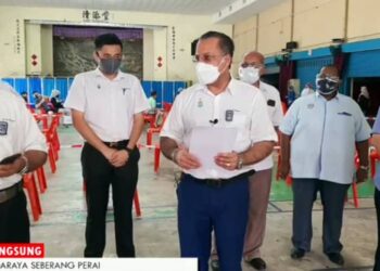 JAGDEEP Singh Deo (tengah) ketika mengadakan sidang akhbar selepas memantau  program PSC-19 di Sungai Bakap, Nibong Tebal, Pulau Pinang.