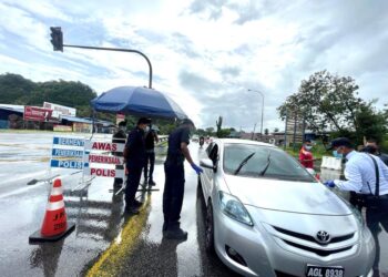 WARI KIEW (dua dari kiri ) memeriksa kenderaan yang masuk ke Kuala Perlis semasa meninjau SJR Lebuh Raya Changlun-Kuala Perlis berhampiran lampu isyarat Kampung Telok di Kangar, Perlis hari ini.- UTUSAN/NAZLINA NADZARI