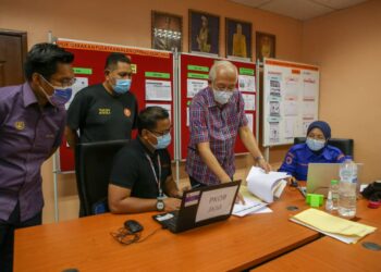 MAHDZIR Khalid (dua dari kanan) melawat Pusat Kawalan Operasi Bencana (PKOB) di Pejabat Daerah Padang Terap hari ini. - UTUSAN/SHAHIR NOORDIN