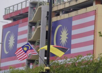 SEBAHAGIAN Jalur Gemilang dan bendera Negeri Sembilan yang telah dipasang di bandar ini oleh pihak MBS bagi menyambut ketibaan bulan Kemerdekaan tahun ini. - UTUSAN/MOHD. SHAHJEHAN MAAMIN.