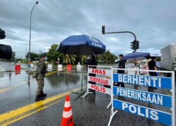 PERLIS kembali kepada status zon merah Covid-19 dengan peningkatan kes Covid-19 kebelakangan ini. Polis memeriksa kenderaan keluar masuk di SJR Kuala Perlis hari ini.- UTUSAN/NAZLINA NADZARI