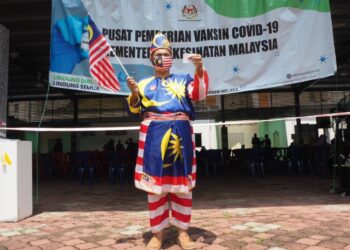 MD. RAHIM Maskop hadir ke PPV UiTM Lendu, Alor Gajah, Melaka lengkap berpakaian serta bertanjak Jalur Gemilang untuk menerima vaksin dos kedua. - UTUSAN/DIYANATUL ATIQAH ZAKARYA