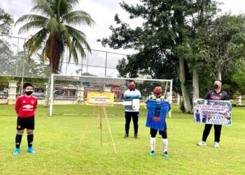 SYED Sirajuddin Areeb Putra (kiri) bersama Uzzair Zayyan Naimulddin (dua dari kanan) semasa majlis penyampaian sumbangan YTSP Perlis sebanyak RM4,000 di di Padang New Trafford, Istana Arau, Perlis. - UTUSAN/NAZLINA NADZARI