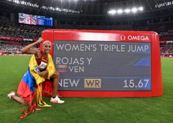 PEMENANG pingat emas Yulimar Rojas dari Venezuela meraikan kejayaan selepas mencatat rekod dunia menerusi lompat kijang di Sukan Olimpik 2020 Tokyo, hari ini.- AFP