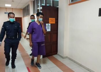 MUHAMMAD Zaki Omar (kanan) yang dituduh menyebarkan berita palsu didakwa di Mahkamah Sesyen Kuala Kangsar hari ini. - UTUSAN/MOHAMAD HAFIZI MOHD. SAID