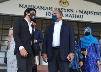 SYED Saddiq Syed Abdul Rahman (kiri) berbincang bersama Gobind Singh Deo selepas berhadapan dua pendakwaan berkaitan pengubahan wang haram di Mahkamah Sesyen di Johor. - UTUSAN/ RAJA JAAFAR ALI