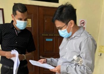 PEGUAM Kanan Persekutuan (kanan) didenda RM130,000 dan dipenjara sehari selepas didapati bersalah di Mahkamah Sesyen Butterworth, Pulau Pinang atas tiga pertuduhan menerima rasuah berjumlah RM700,000 tahun lalu.