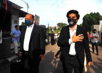 SYED Saddiq Syed Abdul Rahman (kanan) bersama Gobind Singh Deo hadir ke mahkamah bagi menghadapi pendakwaan pengubahan wang haram di Mahkamah Sesyen di Johor Bahru, Johor. - UTUSAN/RAJA JAAFAR ALI