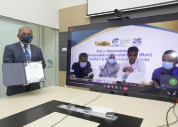 MOHD. Rizal Arshad (kiri) menunjukkan MoU yang ditandatangani  antara Unimap dan Madina Food Industries dalam satu majlis secara dalam talian di Arau, Perlis hari ini