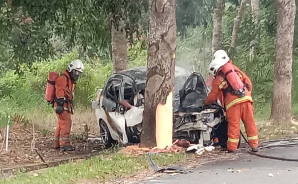 Lelaki Rentung Kereta Dipandu Terbakar Selepas Langgar Pokok Utusan Malaysia 1048