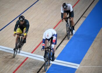 PELUMBA negara, Datuk Azizulhasni Awang (kiri) mara pentas akhir keirin selepas memenangi separuh akhir di saringan kedua Sukan Olimpik 2020 di Velodrom Izu, Shizuoka, hari ini.- AFP