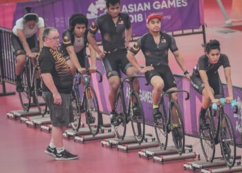 JURULATIH kebangsaan, John Beasley (kiri) sewaktu memantau latihan anak-anak buahnya menjelang saingan Sukan Asia 2018 Jakarta-Palembang di Indonesia.- UTUSAN/HAFIZ JOHARI