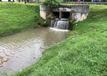 LONGKANG besar yang menjadi lokasi seorang kanak-kanak mati lemas akibat dihanyutkan arus deras di Jalan Padi Mahsuri, Bandar Baru Uda di Johor Bahru, Johor.