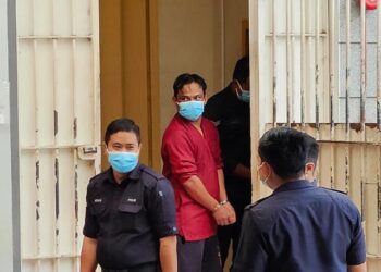 AZHARADZIZ ZAINOL (tiga dari kiri) dibawa keluar dari mahkamah selepas didakwa atas dua pertuduhan mengedar dadah jenis ganja dan methamphetamine di Mahkamah Majistret, Kangar, Perlis hari ini.- UTUSAN/NAZLINA NADZARI