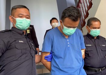 TERTUDUH Kingsley Wambeck mengaku tidak bersalah atas dua pertuduhan melakukan pecah amanah wang jualan rumah dan pembelian tanah selepas dihadapkan ke Mahkamah Sesyen Ayer Keroh, Melaka. - UTUSAN/DIYANATUL ATIQAH ZAKARYA