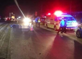 KEMALANGAN maut membabitkan motosikal yang terbabas dan terperosok di bawah sebuah treler simen di Jalan Permatang Badak di Kuantan, Pahang. - FOTO/FB POLIS TRAFIK KUANTAN