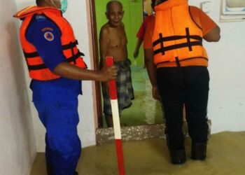 SALAH sebuah rumah penduduk yang dimasuki air dalam kejadian banjir kilat di mukim Karangan, Kulim semalam.