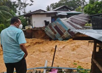 SALAH sebuah rumah yang rosak di Kampung Sungai Badak, Gurun selepas kejadian kepala air dari berapa kawasan peranginan di kaki Gunung Jerai, Yan.