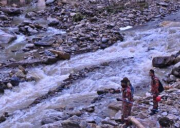 DUA anggota bomba yang menyertai SAR  dua lagi  mangsa yang masih hilang dalam kejadian kepala air di kawasan Titi Hayun, Yan hari ini.