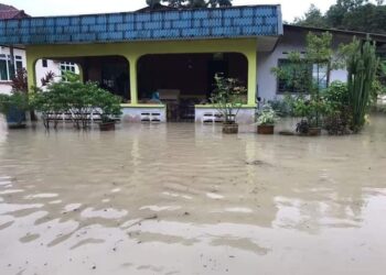 SEBUAH rumah yang dinaiki air ekoran hujan lebat dan pertembungan air pasang di Batu Pahat, Johor.