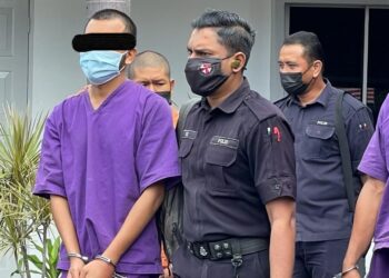 SUSPEK yang menikam dan mengelar bapanya sendiri dikenakan perintah reman selama tujuh hari di Mahkamah Majistret Bachok hari ini. - UTUSAN/TOREK SULONG