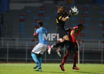 PENJAGA gol PJ City menangkap kemas bola ketika perlawanan melibatkan pasukannya dengan Kedah dalam aksi Liga Super di Stadium MBPJ, hari ini.- IHSAN MFL