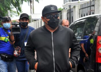 ANGGOTA polis berpangkat sarjan, Frankie Anak Rimong didakwa di mahkamah atas tuduhan mengambil dadah di Mahkamah Majistret di Johor Bahru, Johor. - UTUSAN/RAJA JAAFAR ALI