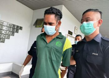 FIRMUS Nahak diiringi anggota polis selepas mengaku bersalah mencabul dan mendatangkan cedera terhadap seorang wanita berusia 77 tahun di Mahkamah Sesyen, Ayer Keroh, Melaka. - UTUSAN/DIYANATUL ATIQAH ZAKARYA