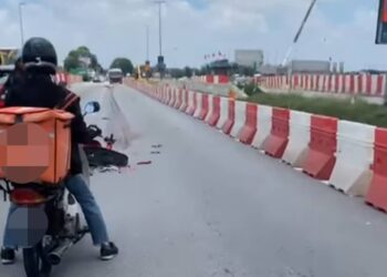 PENUNGGANG sebuah motosikal maut diseret lori sejauh 50 meter selepas terlibat dalam kemalangan dekat Batu 3, Jalan Meru di Klang Selangor, hari ini.