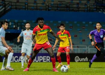 PENYERANG Selangor, Ifedayo Olusegun (tengah) sedang mengawal bola dengan kemas dalam saingan Liga Super ketika berdepan Melaka United di Stadium MBPJ, malam kelmarin.- UTUSAN/SHIDDIEQIIN ZON