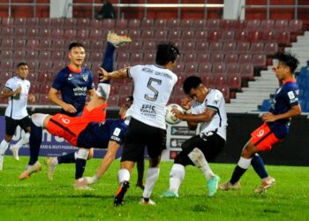 PENYERANG JDT II, Fernando Rodriguez membuat `bicycle kick' sambil pertahanan Terengganu II, Masaki Watanabe cuba menghalangnya dalam aksi Liga Perdana di Stadium Tan Sri Hassan Yunos, Larkin, malam kelmarin.- UTUSAN/RAJA JAAFAR ALI