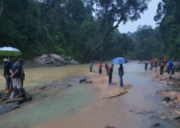 OPERASI mencari dan menyelamat Mohamad Nazmi Mohamad Saidi yang dilaporkan hilang di Jeram Mawar, Sungai Kemaman berhampiran Kampung Air Putih di Kemaman. - UTUSAN/NIK NUR IZZATUL HAZWANI NIK ADNAN