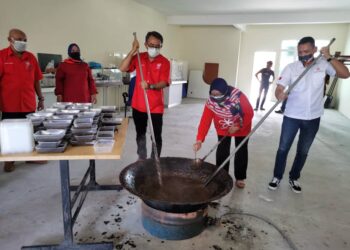 MOHAMED Farid Zawawi hadir pada majlis pengagihan bubur Asyura di Pejabat Bersatu Kota Bharu hari ini. - UTUSAN/ROSALWANI CHE SOH