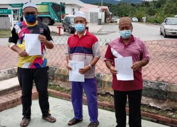 RUSMAN Jaafar (tengah) selepas membuat laporan polis berhubung laporan sebuah akhbar hari ini yang mendakwa masjid berkenaan menjadi lokasi perjumpaan sebuah kumpulan ajaran sesat.